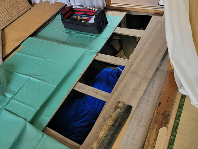 サニックスの無料見積もりの様子床下点検